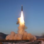 Az EU elítélte, hogy Észak-Korea hiperszonikus fegyverrel felszerelt, szilárd hajtóanyagú rakétát lőtt ki