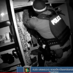 Falba vájt rejtekhelyen bujkáló, többszörösen körözött férfit fogtak el a rendőrök + VIDEÓ