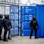 Hollandiában letartóztattak három embert, akit az Oroszország elleni kereskedelmi szankciók kijátszásával vádolnak