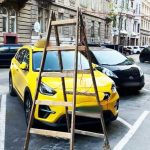 Kreatív: kiisajátított magának egy parkolót a taxis