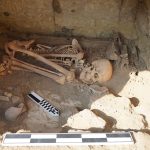 Színes maszkkal eltemetett emberi maradványokra bukkantak