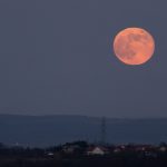 Tudósok azt állítják, zsugorodik a Hold