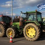 Tüntető gazdák zárták le Görögország központi autópályáján a forgalmat