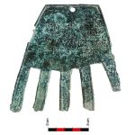 A 2100 éves bronz kéz alakú amuletten ősi ismeretlen nyelven íródott a szöveg