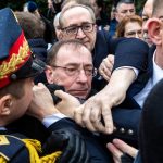A parlamenti őrség nem engedte be a mandátumától megfosztott két lengyel ellenzéki képviselőt a szejm épületébe