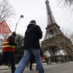 Bajban a párizsi turizmus: sztrájkolnak az Eiffel-torony dolgozói