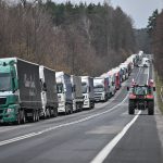 Kamionok ezrei állnak az ukrán–lengyel határon