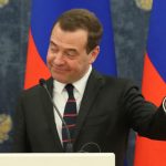 Medvegyev kemény kritikája Macronnak