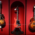 Több mint nyolcmillió fontért keltek el a Dire Straits sztárjának gitárjai