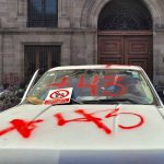 A diákgyilkosságok ellen tüntetők bedöntötték a mexikói elnöki palota kapuját