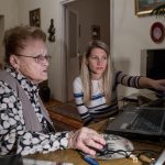 Az egyedül élő idősek a leginkább kiszolgáltatottak az internet veszélyeinek