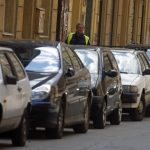 Büntetőpontokat kap a járó motorral parkoló autós