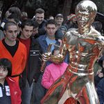 Darabokra vágva találták meg Bruce Lee szobrát