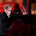 Elton John kitálalt