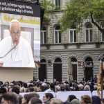 Ferenc pápa legújabb életrajzában magyarországi látogatásáról is ír