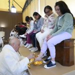 Ferenc pápa tizenkét női rabnak mosta meg a lábát