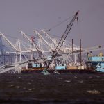 Hatalmas daru segédkezik a baltimore-i hídomlás roncsainak eltávolításában