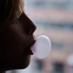 Hihetetlen felfedezés: A cukormentes rágógumi segít megvédeni a fogzománcot