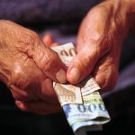Nyolcmilliós utalást kapott a nyugdíjas, pénzmosással gyanúsítják