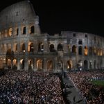 Szerzetesek, fogyatékkal élők és migránsok viszik a keresztet a Colosseumnál