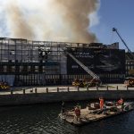 Így dőltek össze az aládúcolt koppenhágai tőzsde megégett falai + VIDEÓ