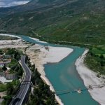 Több feltételezett migráns meghalt, miután autójuk egy folyóba esett Albániában