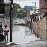 A brutális áradások miatt a háztetőn ragadt egy ló + VIDEÓ