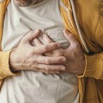 Az orvos felsorolja a szívroham korai jeleit