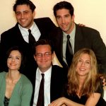 Courteney Cox azt mondja, Matthew Perry a halála óta gyakran „meglátogatja” őt