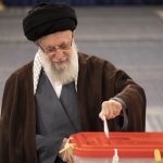 Egy 97 éves síita pap után négy évvel fiatalabb vezetőt választottak Iránban