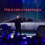 Elindult Magyarországra Elon Musk futurisztikus autója