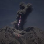 Elképesztő, villám csap egy éppen kitörő vulkánba + VIDEÓ