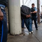 Így veszítik el az állásukat és kerülnek bíróság elé az amerikai rendőrök
