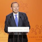 Tony Abbott: a Nyugat hanyatlása áll a jogállamiságról szóló viták hátterében