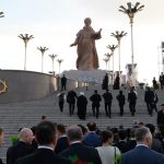 Türkmenisztánban felavatták a világ egyik legmagasabb szobrát