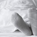 Veszélyes lehet zokniban aludni az orvos szerint