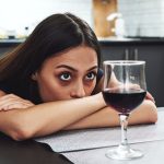 A pszichiáter megnevezi a női alkoholizmus okait és jeleit
