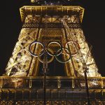 Az olimpiai ötkarika immár az Eiffel-tornyot díszíti