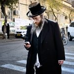 Bírságokkal sújtják a telefont szombaton működtető ultraortodoxokat Izraelben