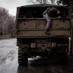 „Fuss az életedért!” – asszonyok mentették meg az ukrajnai férfit a kényszersorozástól + VIDEÓ