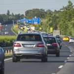 Megindult az autódömping a Balatonra, baleset miatt áll is az M7-es