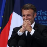 Macron szerint nem eszik olyan forrón a croissant-t