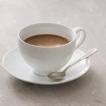 Mi történik, ha rendszeresen tejjel issza a teát?