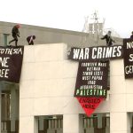 Palesztinbarát aktivisták transzparenseket helyeztek el az ausztrál parlament homlokzatán
