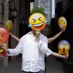 Szorgosan küldik az emojikat a nők