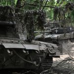 Dróncsapás után felrobban az ukrán T-80-as harckocsi a Kurszki területen + VIDEÓ