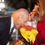 Biden „ráharapott” a csecsemőkre