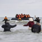 Életét vesztette egy csecsemő, mikor elsüllyedt egy csónak a La Manche csatornán