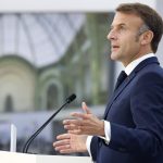 Netflixes sorozatért lobbizik Emmanuel Macron