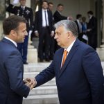 Orbán Viktor a francia elnökkel tárgyal